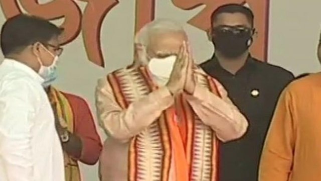 PM Modi at Purulia, honored women before address a rally