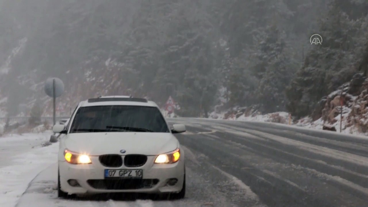 Antalya-Konya kara yolunda ulaşım kar yağışı nedeniyle güçlükle sağlanıyor