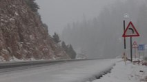 Antalya-Konya kara yolunda ulaşım kar yağışı nedeniyle güçlükle sağlanıyor