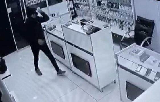 ZEYTİNBURNU'NDA SADAKA KUTUSUNU ÇALARKEN İŞ YERİ SAHİBİNE YAKALANDI