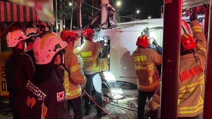 한밤중 신호등 들이받은 승용차...운전자 숨져 / YTN