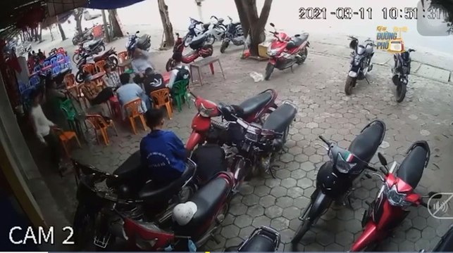 Lửa thiêu xe máy, thanh niên lấy nước dập khiến cháy to hơn