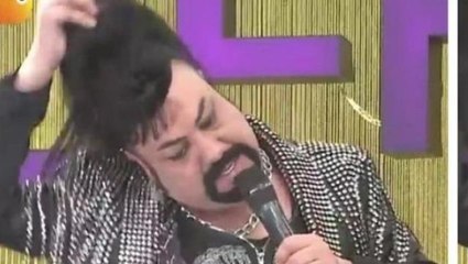 Kobra Murat, canlı yayında peruğunu çıkardı