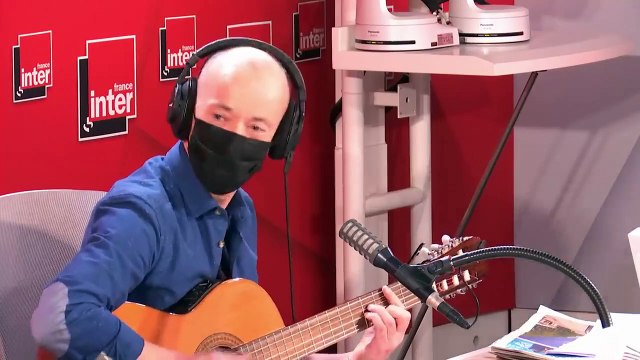 France Inter : Charline Vanhoenacker dévoile sa poitrine en soutien à Corinne Masiero