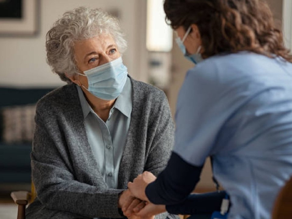 Corona-neuinfektion: erhöhtes risiko für ältere menschen