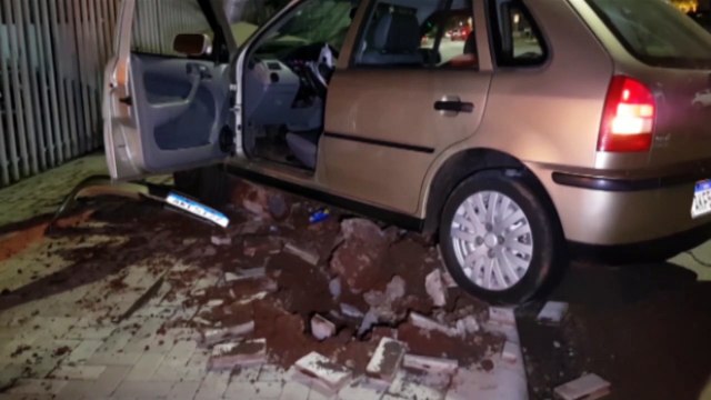 Condutor de Gol é preso por embriaguez após colidir em semáforo no Centro