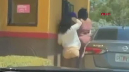 ABD'de 4 kadın hırsızın kasiyeri darp ettiği anlar kamerada