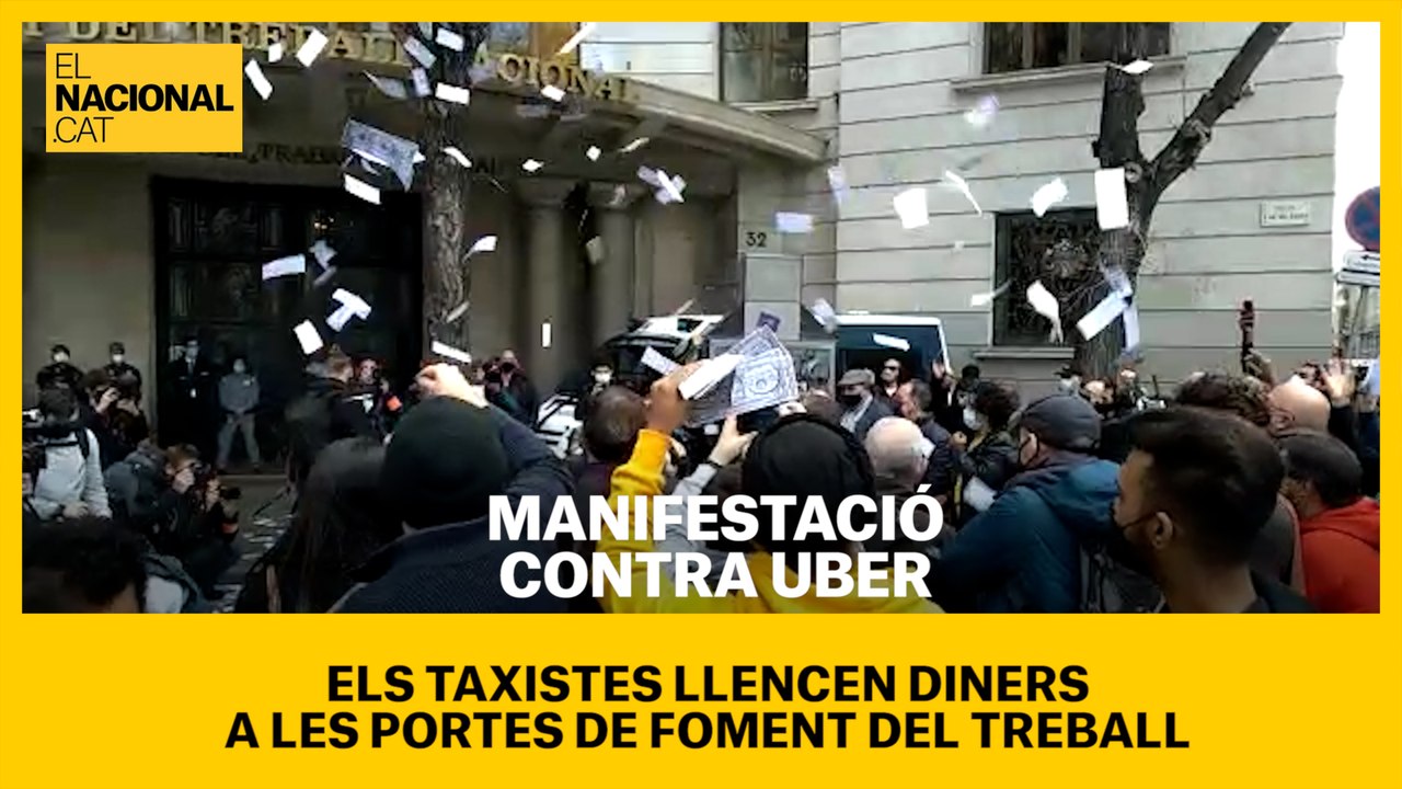 Els taxistes llencen "diners" davant de Foment del Treball