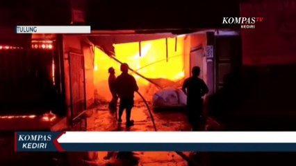 Ratusan Lapak Pedagang Pasar Campurdarat Ludes Terbakar