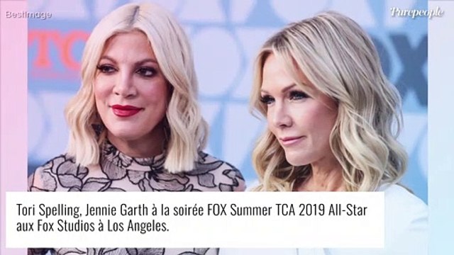 Jennie Garth et Tori Spelling accusées d'être des garces sur le tournage de Beverly Hills, elles s'expliquent