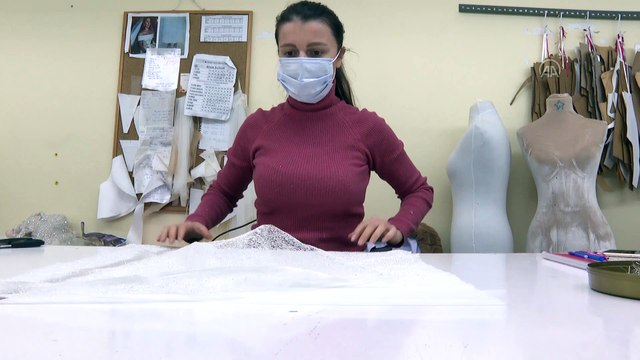 İZMİR - Kontrollü normalleşmeyle sipariş almaya başlayan gelinlik sektörü, yaz düğünlerine hazırlanıyor