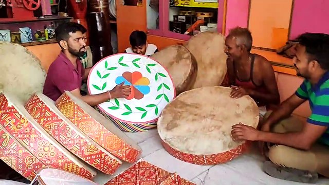 होली पर फाग गीतों के साथ बजाने के लिए तैयार होती चंग