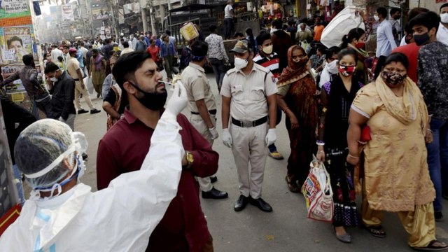 Mumbai: COVID cases surge, working people taking risks