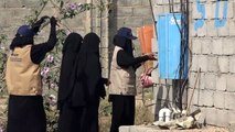 عشر نساء يمنيات يُنرن منازل محرومة من الكهرباء في قراهن