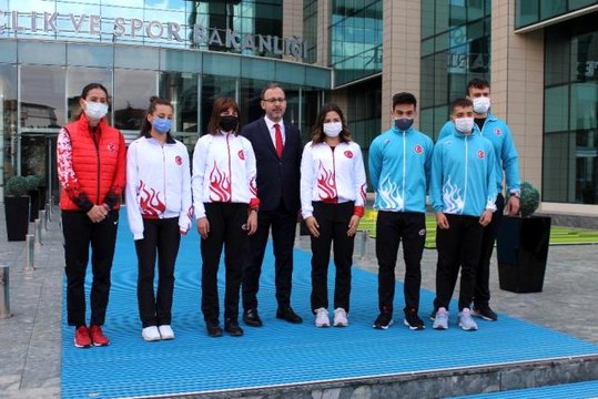 Çanakkale Zaferi'nin 106. yıldönümünde, Bakan Kasapoğlu'na anlamlı hediye