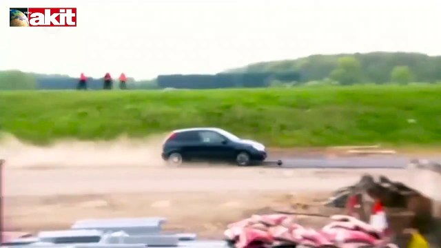 190 Km hızla duvara toslama