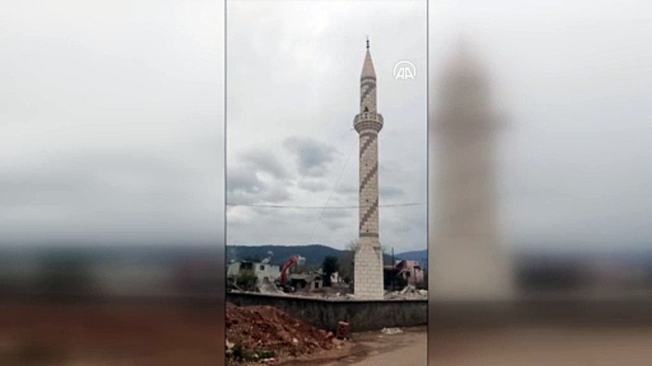 ADANA - Depreme dayanıklı olmadığı belirlenen cami ve minaresi kontrollü şekilde yıkıldı