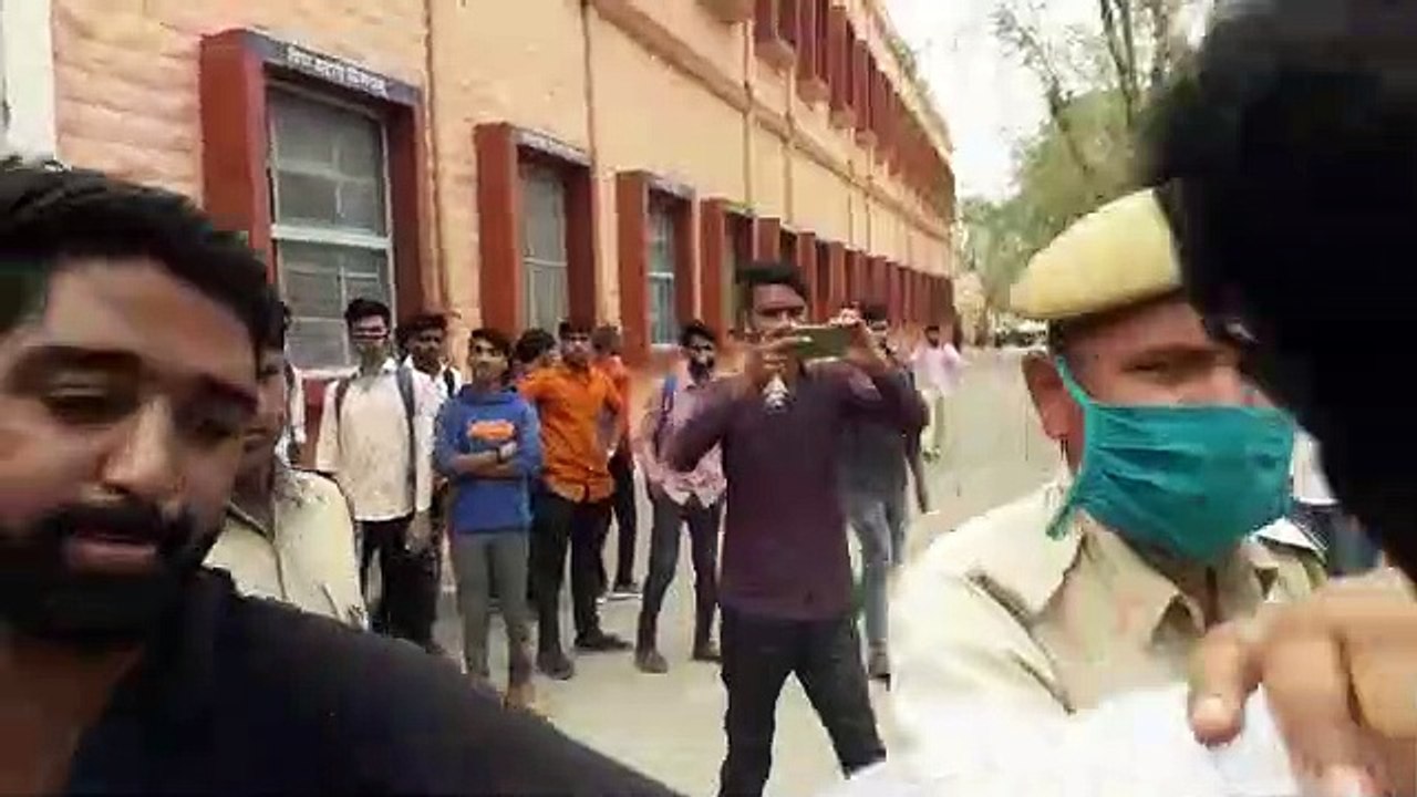 रिक्त सीटों पर प्रवेश देने के लिए छात्रों ने फि...