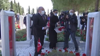 ÇANAKKALE - TBMM Başkanı Şentop, Çanakkale Şehitliği'ne karanfil bıraktı