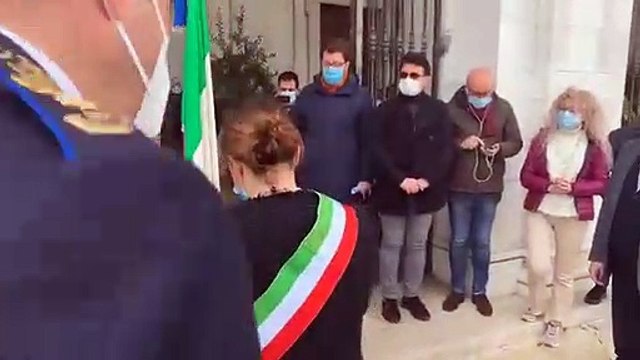 Andria: un minuto di silenzio e poi l'applauso, così la città ricorda le vittime del Covid