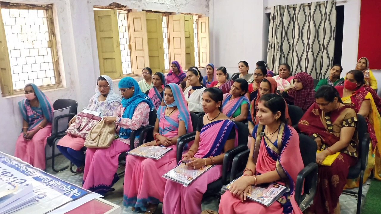 अच्छे कार्य करने वाले आंगनवाड़ी कार्यकर्ताओं सहायिकाओं का सम्मान पत्र देकर किया सम्मानित