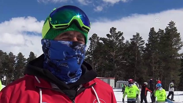 KARS - Çanakkale şehitleri, dev Türk bayrağı eşliğinde yapılan kayakla anıldı