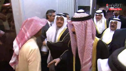 صاحب السمو الأمير يتقدم مستقبلي سمو ولي العهد في المطار الأميري