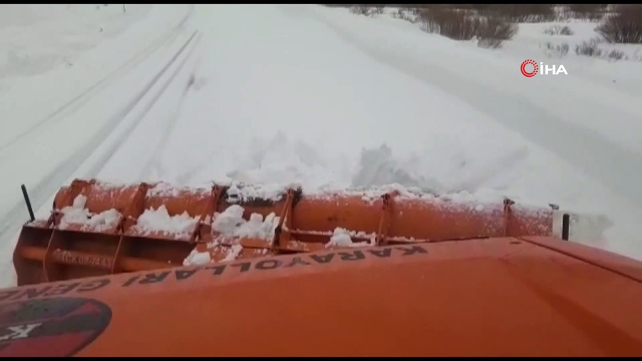 Kar ve tipi Ağrı-Kars karayolunu ulaşıma kapattı
