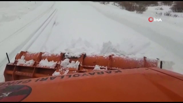 Kar ve tipi Ağrı-Kars karayolunu ulaşıma kapattı