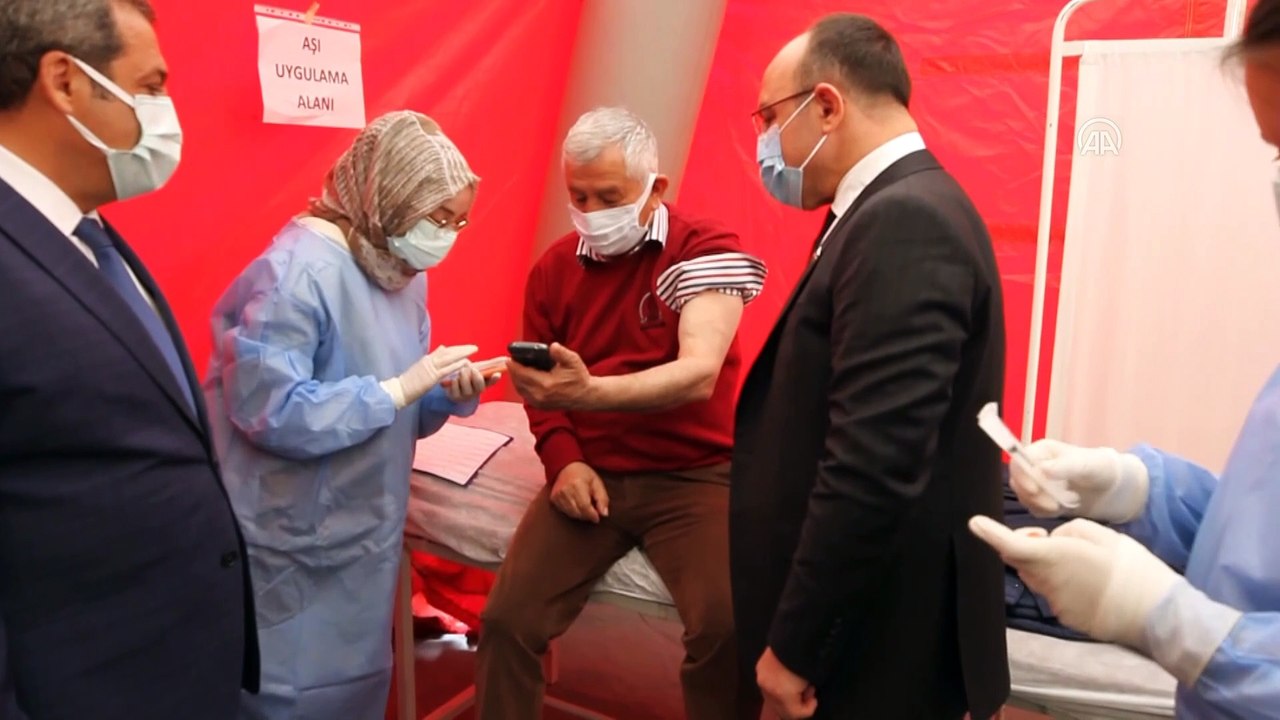 ELAZIĞ - Kovid-19 ile mücadelede 65 yaş üstü için aşı çadırı kuruldu