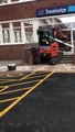 Un ouvrier non payé par son client détruit le chantier d'un hall d'hotel à la pelleteuse