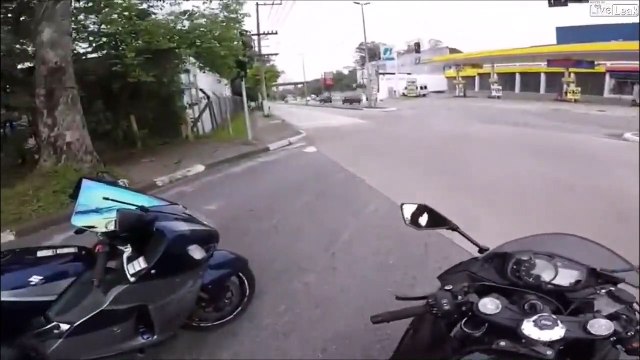 Ce motard se lance dans une course avec un autre biker mais va être stoppé par des voleurs en pleine route