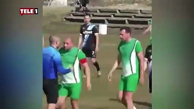 Sahada saldırıya uğrayan hakem canını zor kurtardı