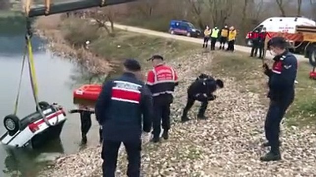 Gölete uçan otomobildeki çift hayatını kaybetti