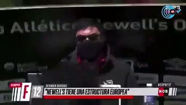 Al Mono Burgos se le cae un cartel publicitario en la cabeza en su presentación