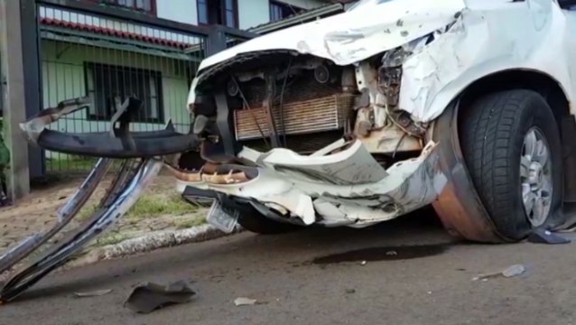 Forte colisão entre caminhonete e ônibus é registrada na Avenida Brasil, no Coqueiral