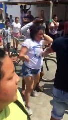Video: Vecinos animaron pelea entre mujeres