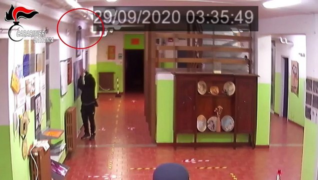 Riposto (CT) - Rubava merendine da distributori a scuola arrestato 27enne (21.03.21)