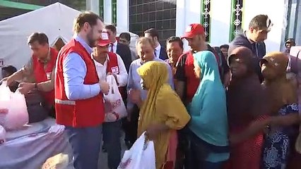 Albayrak Endonezyalı afetzedelere gıda paketi dağıttı