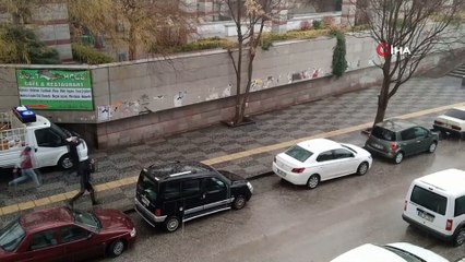 Başkent’te aniden bastıran dolu ve sağanak Başkentlilere zor anlar yaşattı