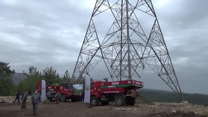 Erdemli'de biberiye ve defne fidanları toprakla buluşturuldu