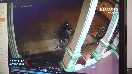 CCTV Rekam Pencurian Motor Di Halaman Masjid