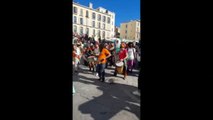 Fiesta ilegal de carnaval por las calles de Marsella