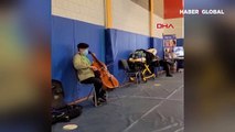 Dünyaca ünlü virtüözden aşı sırasında konser