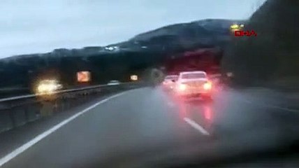 İnatlaşan sürücüler trafikte birbirine çarparak ilerledi