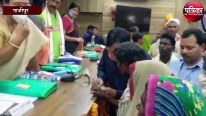 योगी सरकार के 4 साल पूरे होने पर लाभार्थियों को दिये गये प्रमाण पत्र