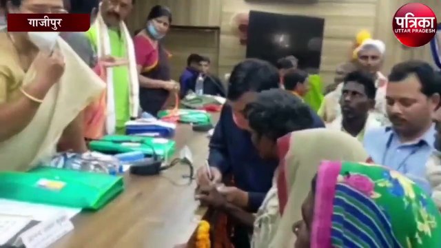 योगी सरकार के 4 साल पूरे होने पर लाभार्थियों को दिये गये प्रमाण पत्र