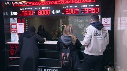 La lira turca cae un 15% tras el despido del gobernador del banco central del país
