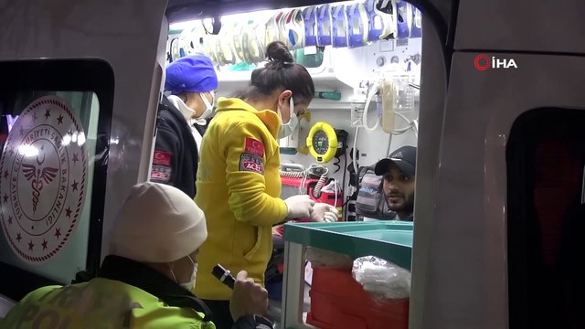 Köpeğe çarpmamak için manevra yapan motosiklet yola savruldu: 2 yaralı