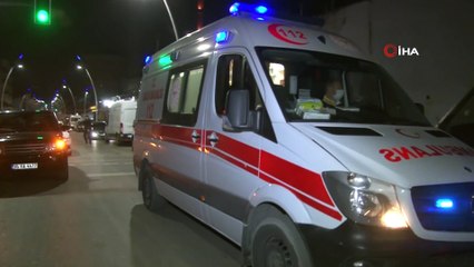 Sultangazi’de kontrolden çıkan ticari araç, otomobillere çarparak yan yattı